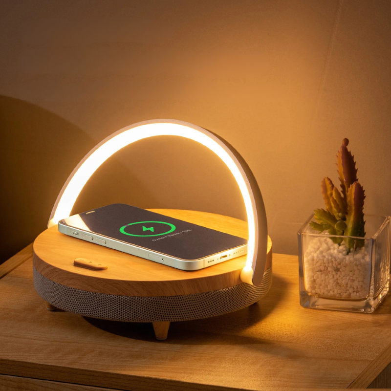Bordlampe med trådløs oplader og Bluetooth-højttaler