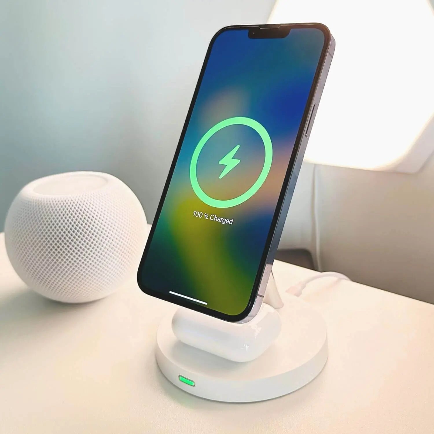 Trådløs telefonoplader med MagSafe-stativ
