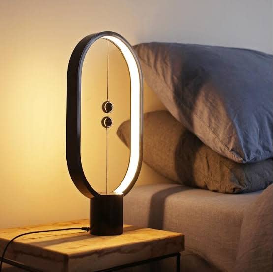 Dřevěná stolní lampa s magnetickým vypínačem světla