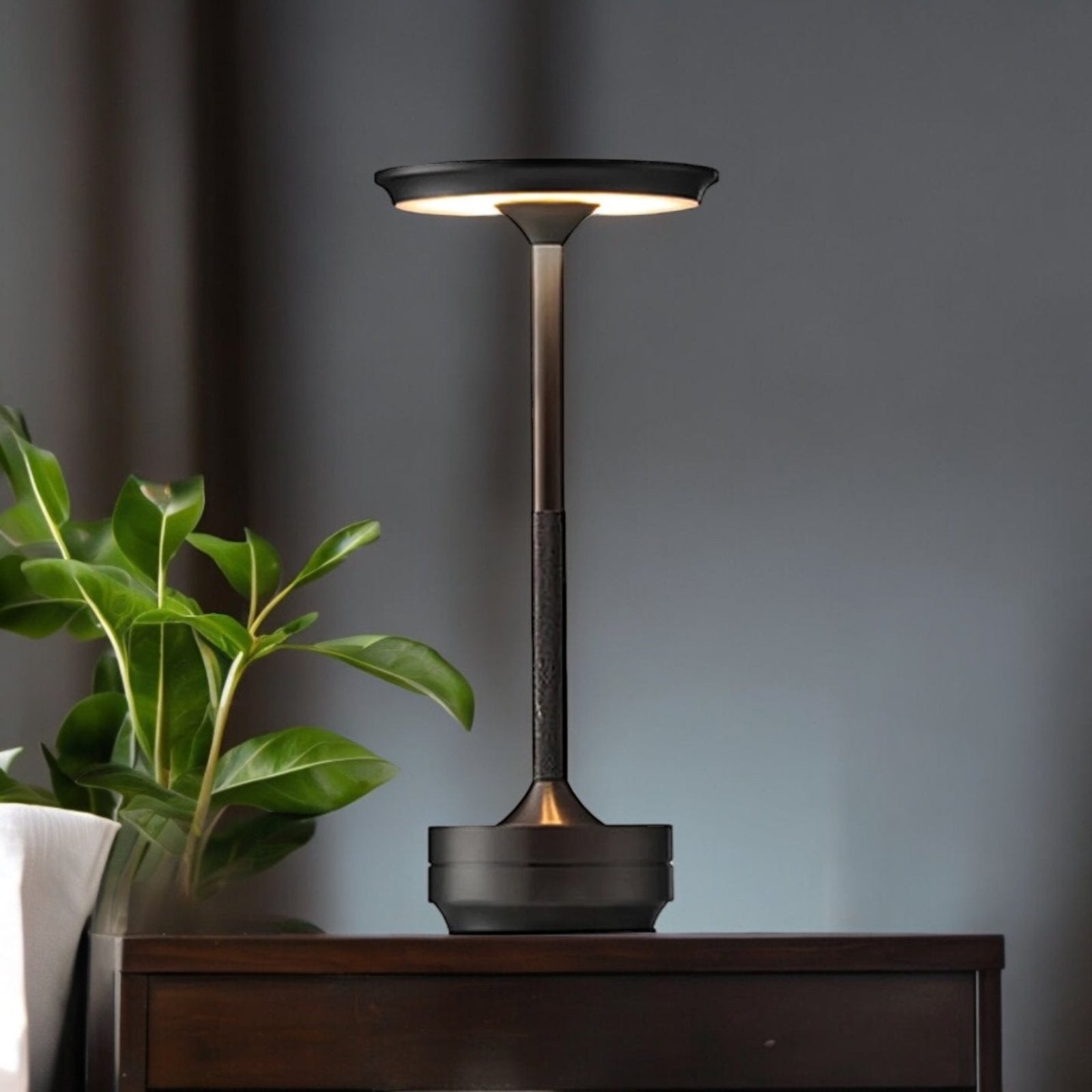 LED stolní lampa s mosazným dotykovým ovládáním
