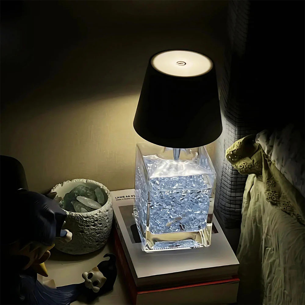 Stolní lampa z lehkého kovu