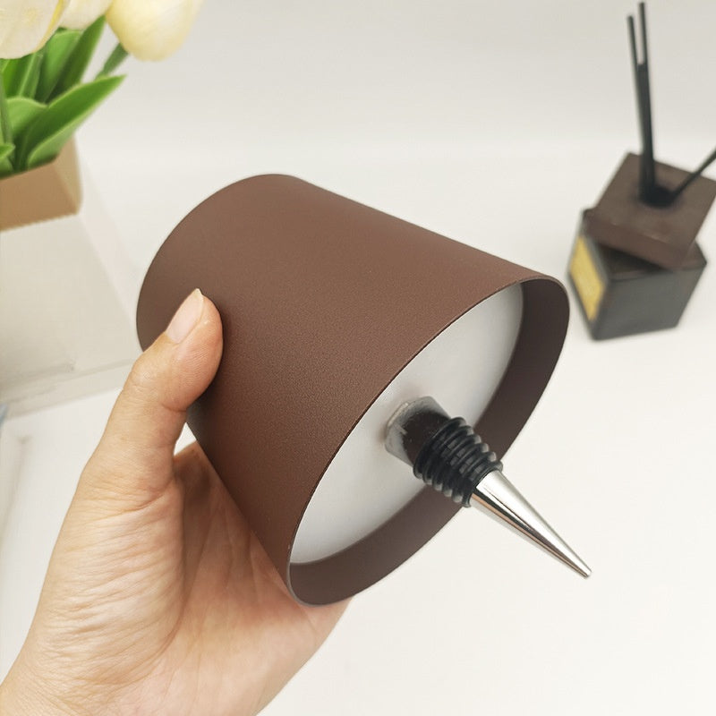 Stolní lampa z lehkého kovu