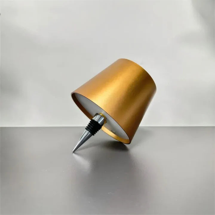 Stolní lampa z lehkého kovu