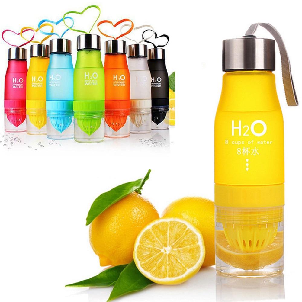 Bottiglia d'acqua con infusore per frutta e spremiagrumi