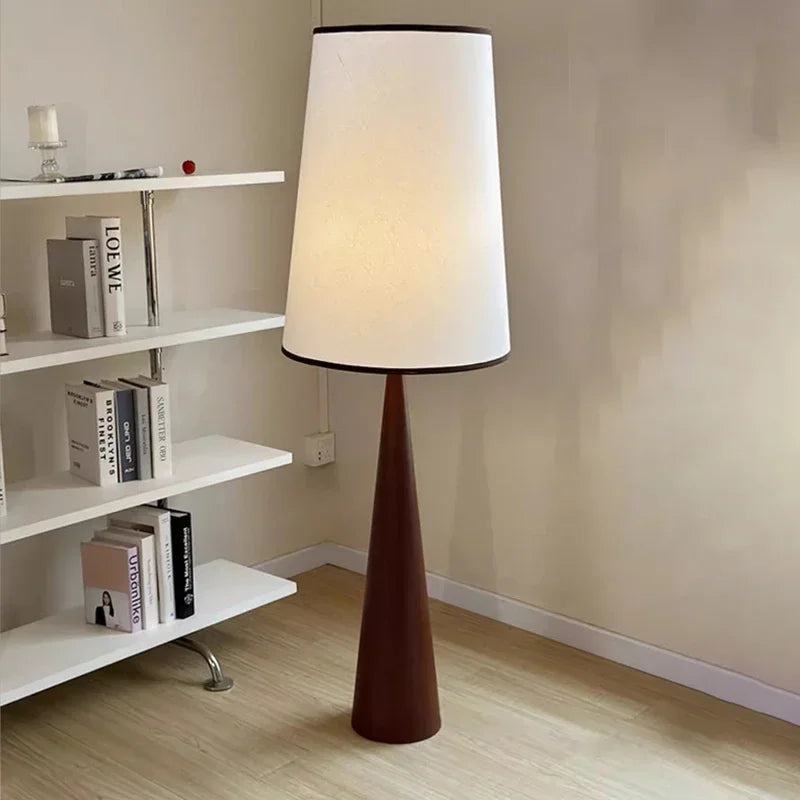 AuraGlow - Minimalistisk Træ LED Gulvlampe til Nordisk-Inspireret Dekor