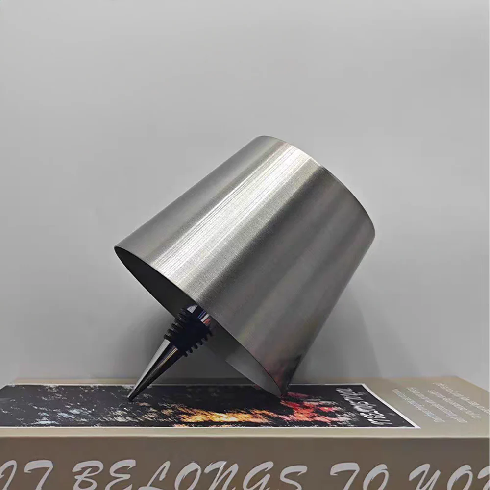 Stolní lampa z lehkého kovu
