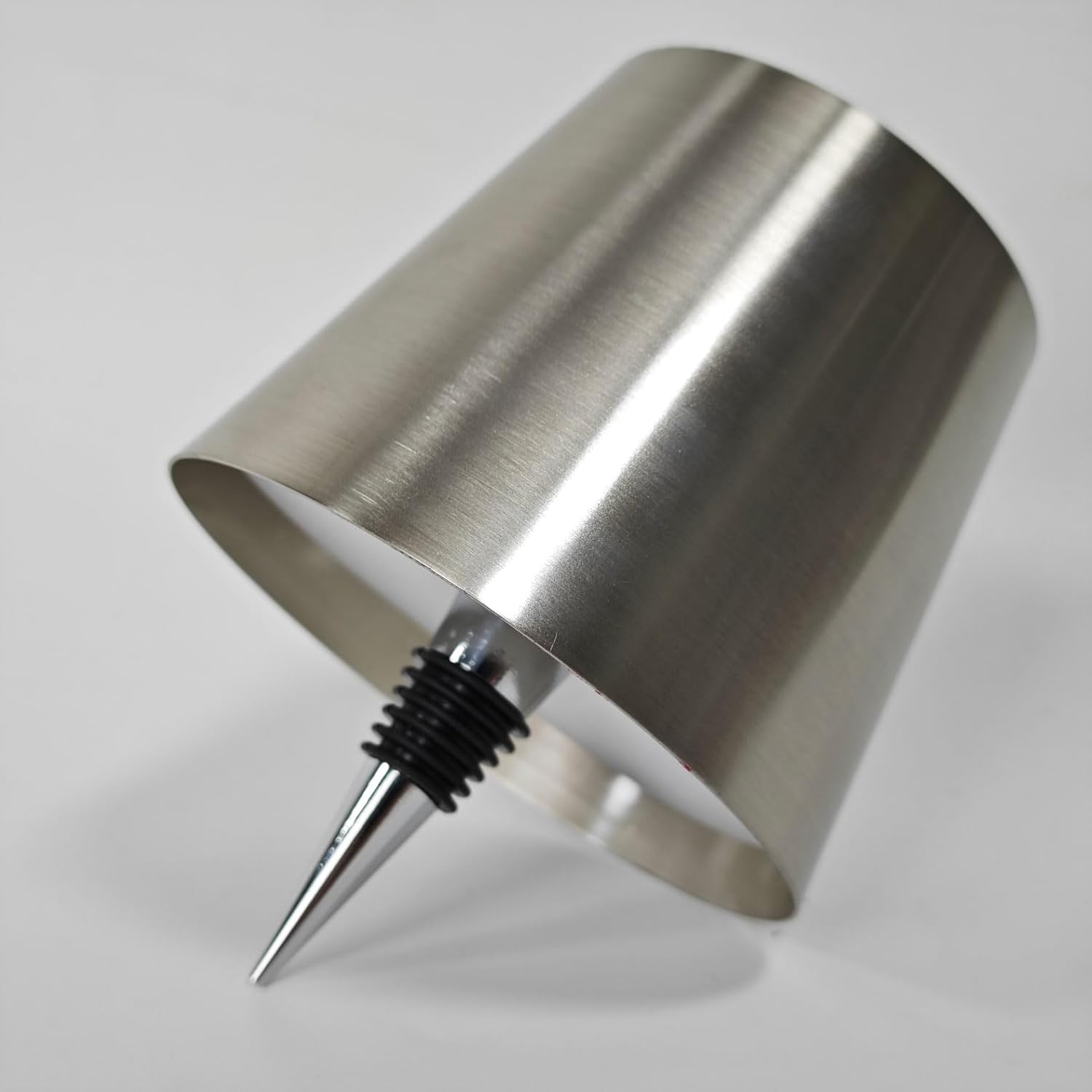 Stolní lampa z lehkého kovu