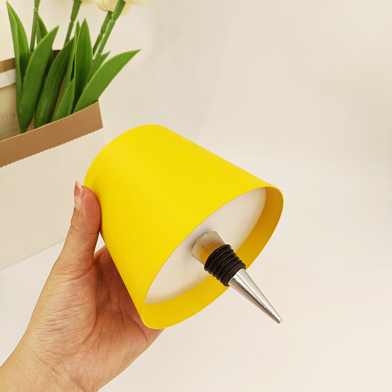 Stolní lampa z lehkého kovu