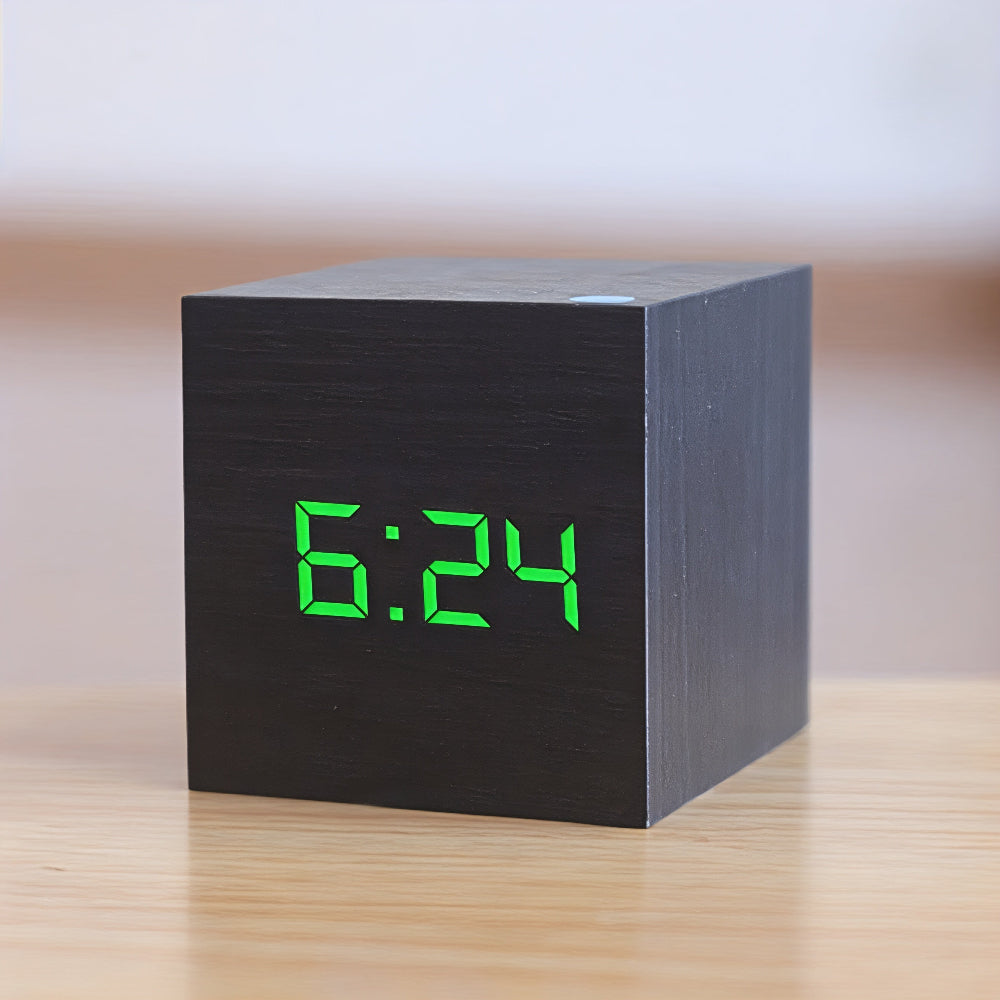 Digitaler LED-Wecker aus Holz mit Anzeige