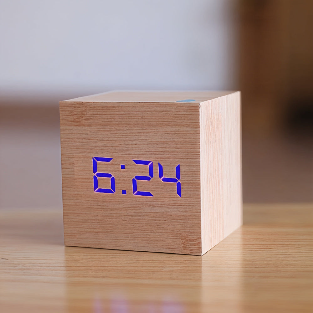 Digitaler LED-Wecker aus Holz mit Anzeige