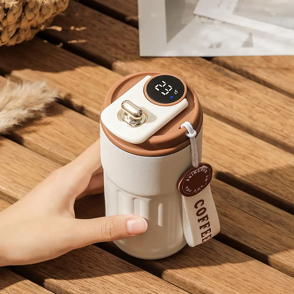 Tazza da viaggio per caffè con display intelligente sul coperchio