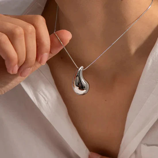 Dámské elegantní zlaté náušnice ve tvaru kapky | Elegantní leštěný design