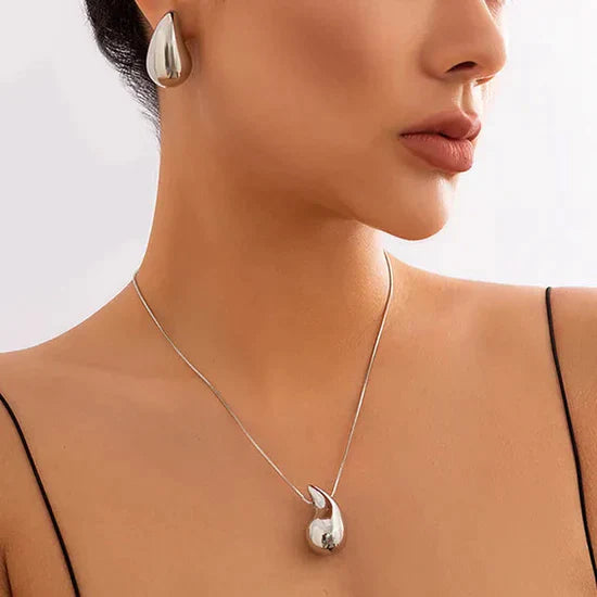 Dámské elegantní zlaté náušnice ve tvaru kapky | Elegantní leštěný design