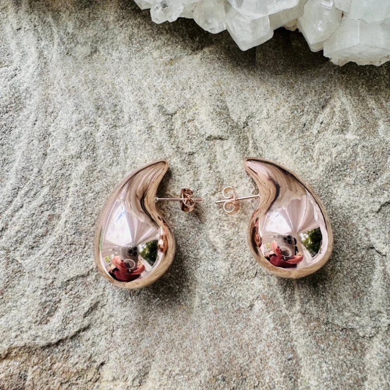 Dámské elegantní zlaté náušnice ve tvaru kapky | Elegantní leštěný design