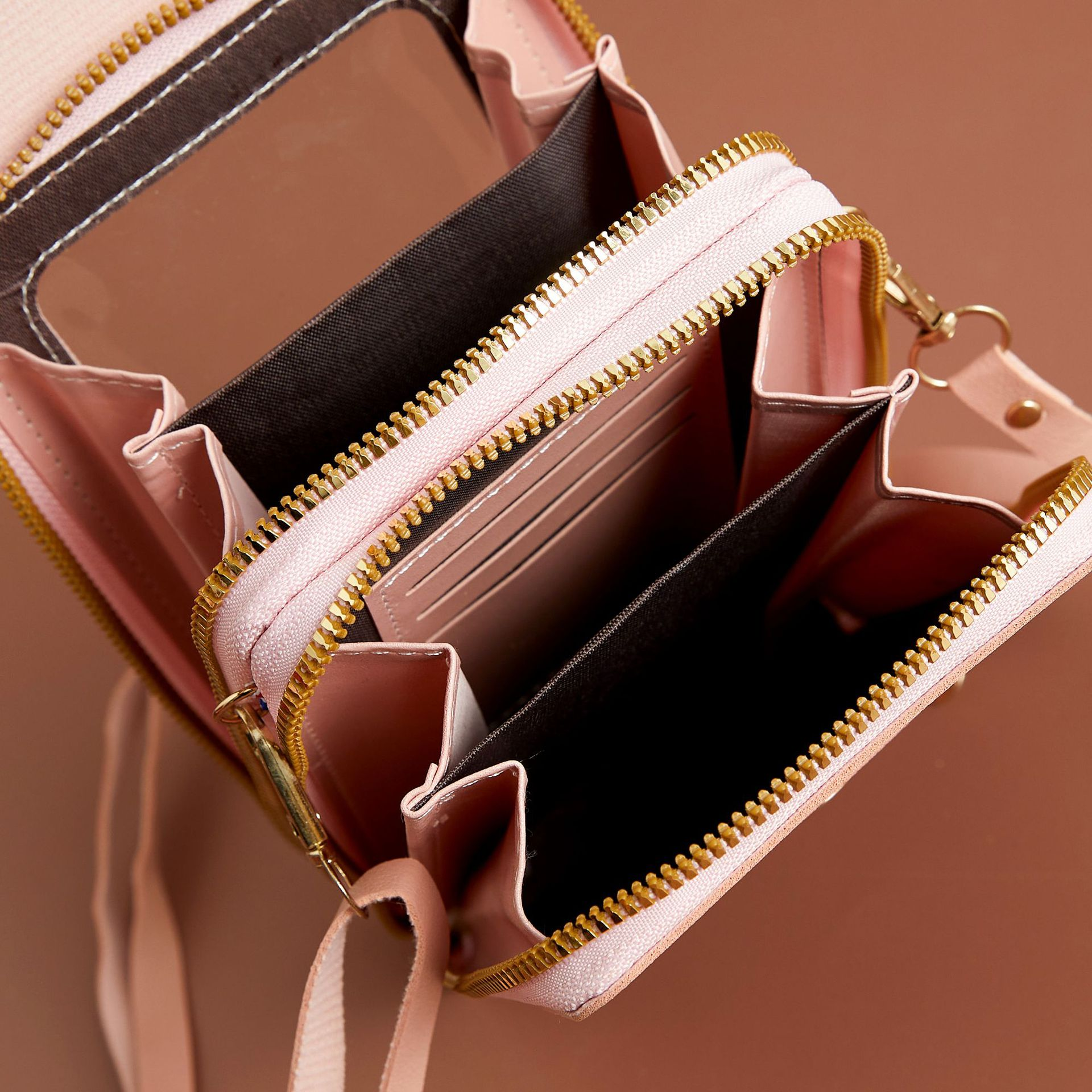 Crossbody taske med RFID-beskyttelse og lynlåslommer