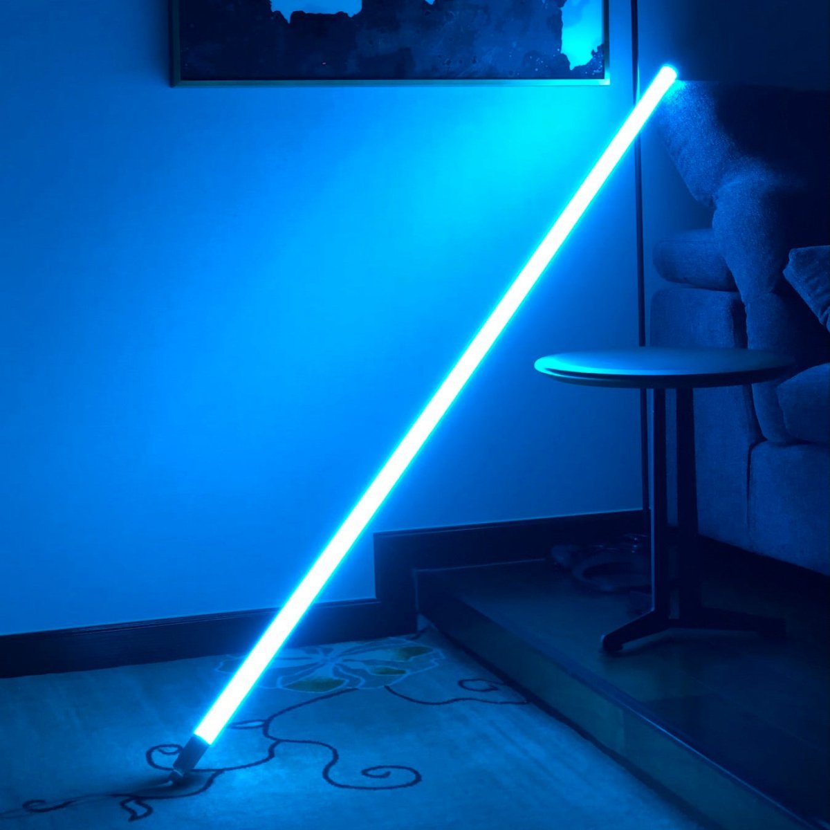 ネオンライトチューブデザインのLEDフロアランプ