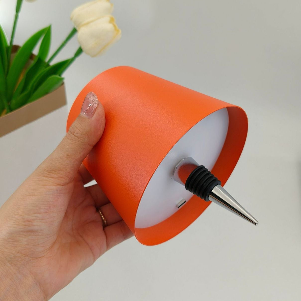 Stolní lampa z lehkého kovu