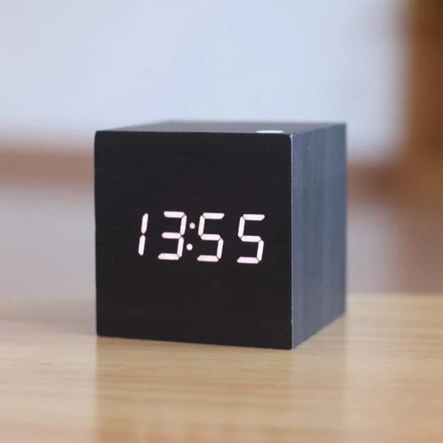 Horloge numérique en bois avec affichage LED