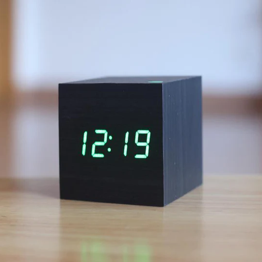 Horloge numérique en bois avec affichage LED