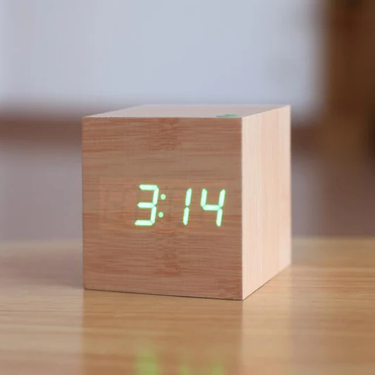 Horloge numérique en bois avec affichage LED
