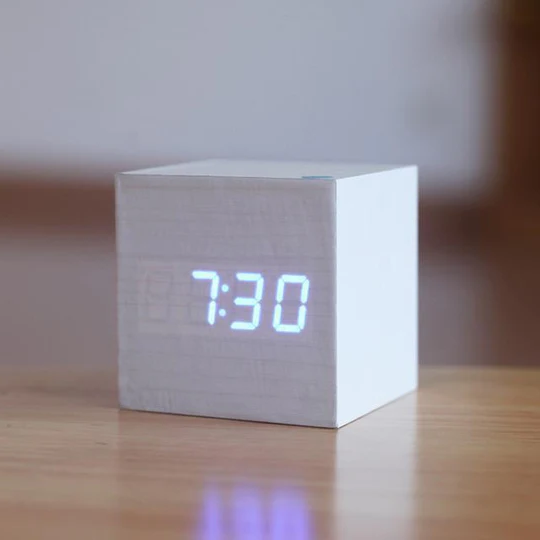 Horloge numérique en bois avec affichage LED