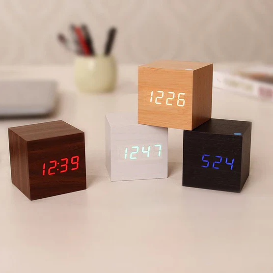 Horloge numérique en bois avec affichage LED