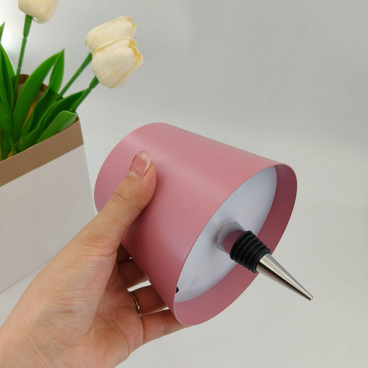 Stolní lampa z lehkého kovu