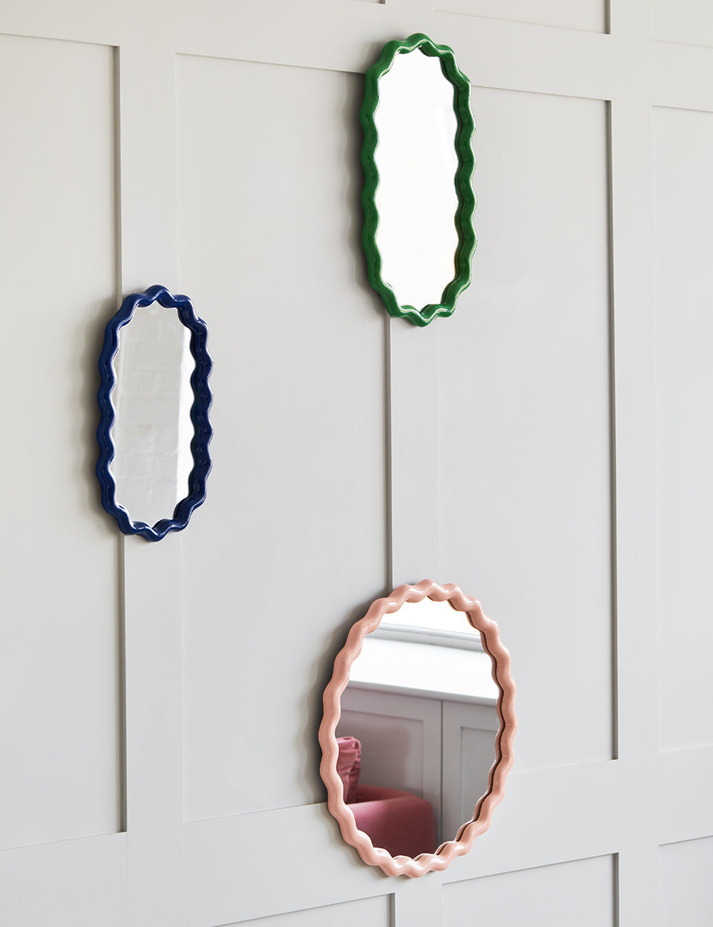 Specchio da parete con cornice ondulata rotonda moderna