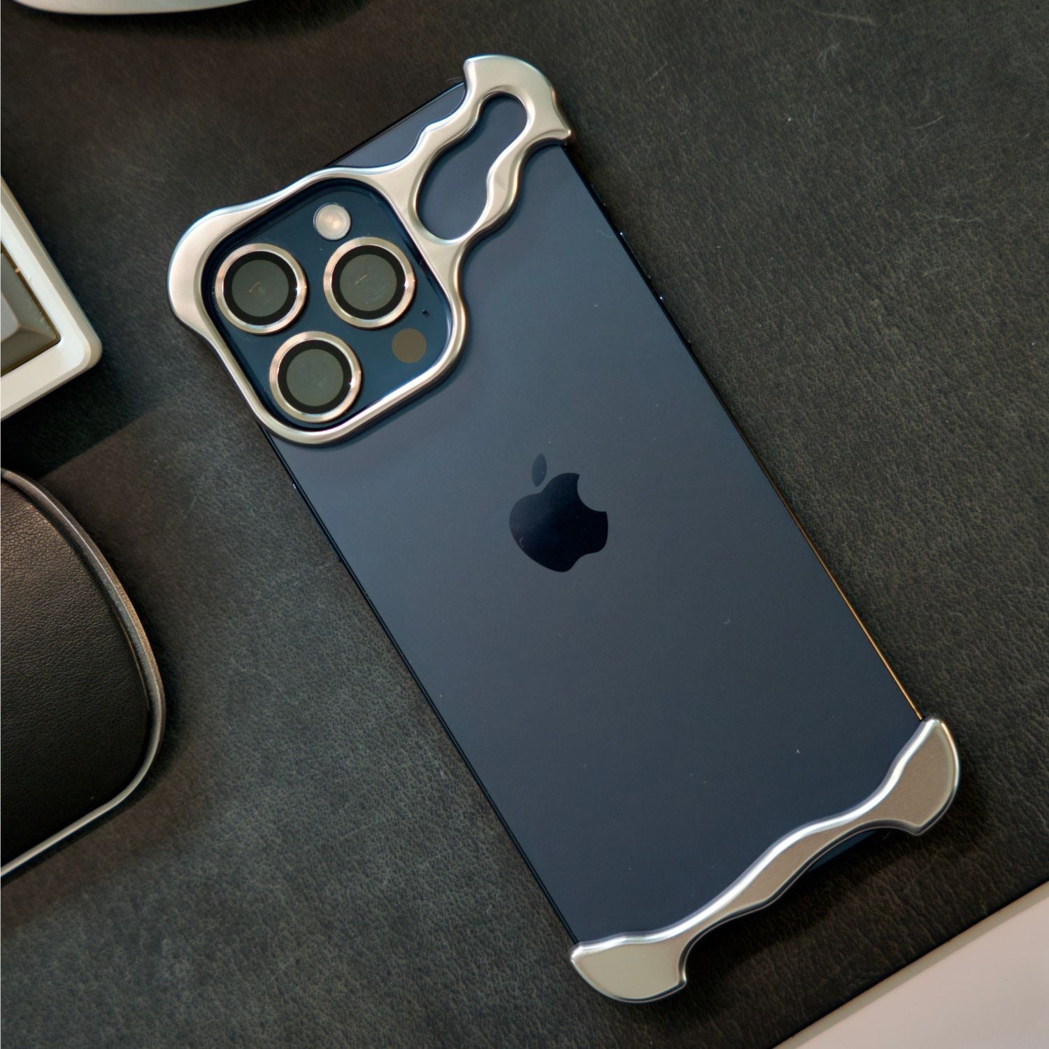 sleek-minimalist-iphone-protec-11-887d27