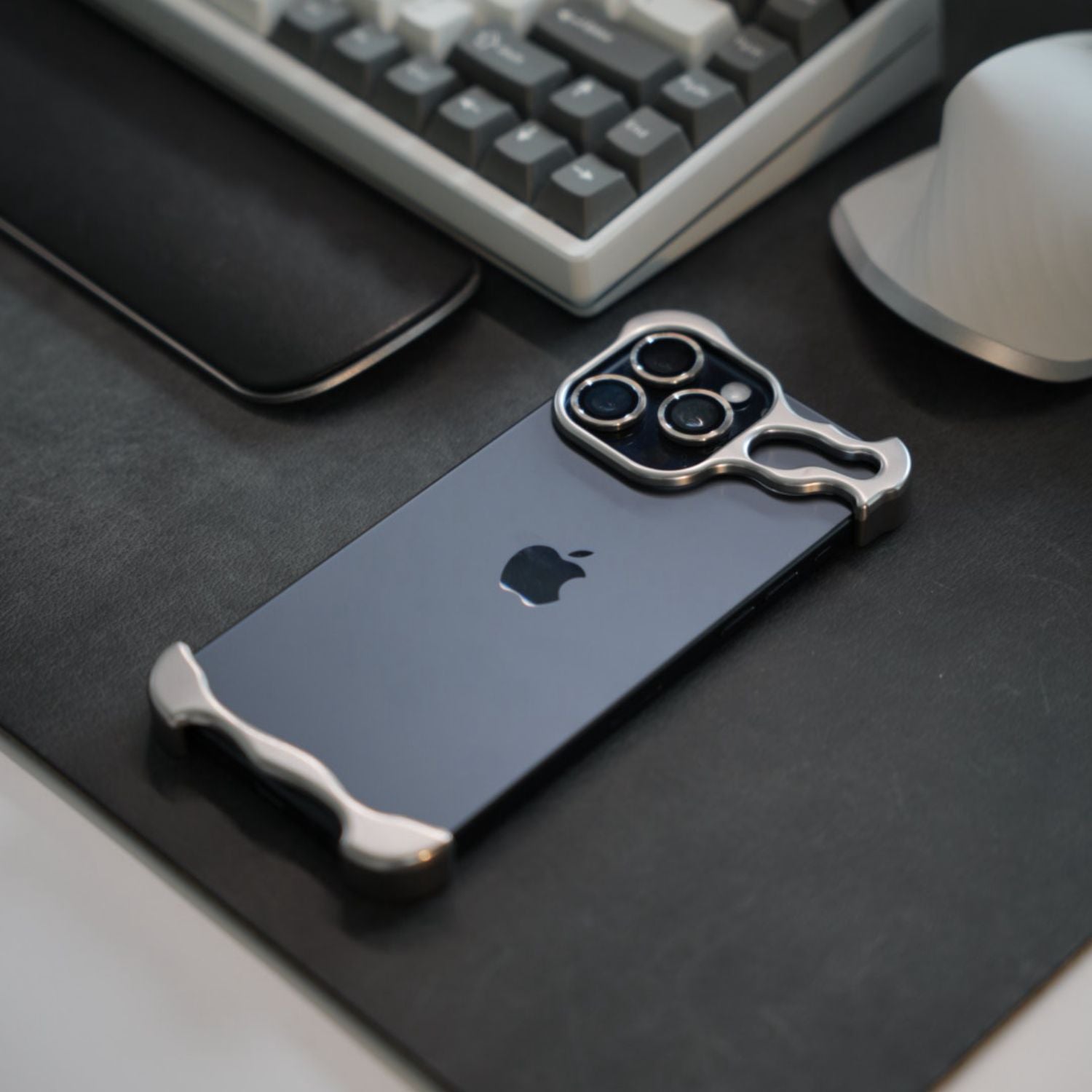 sleek-minimalist-iphone-protec-39-8qc32o