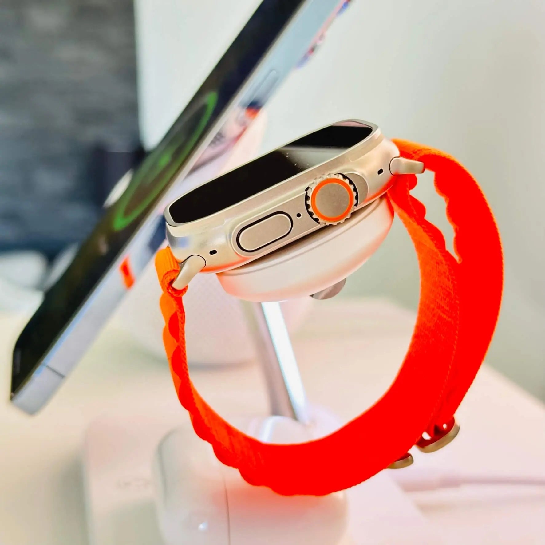 磁気スタンド付きワイヤレス充電ステーション