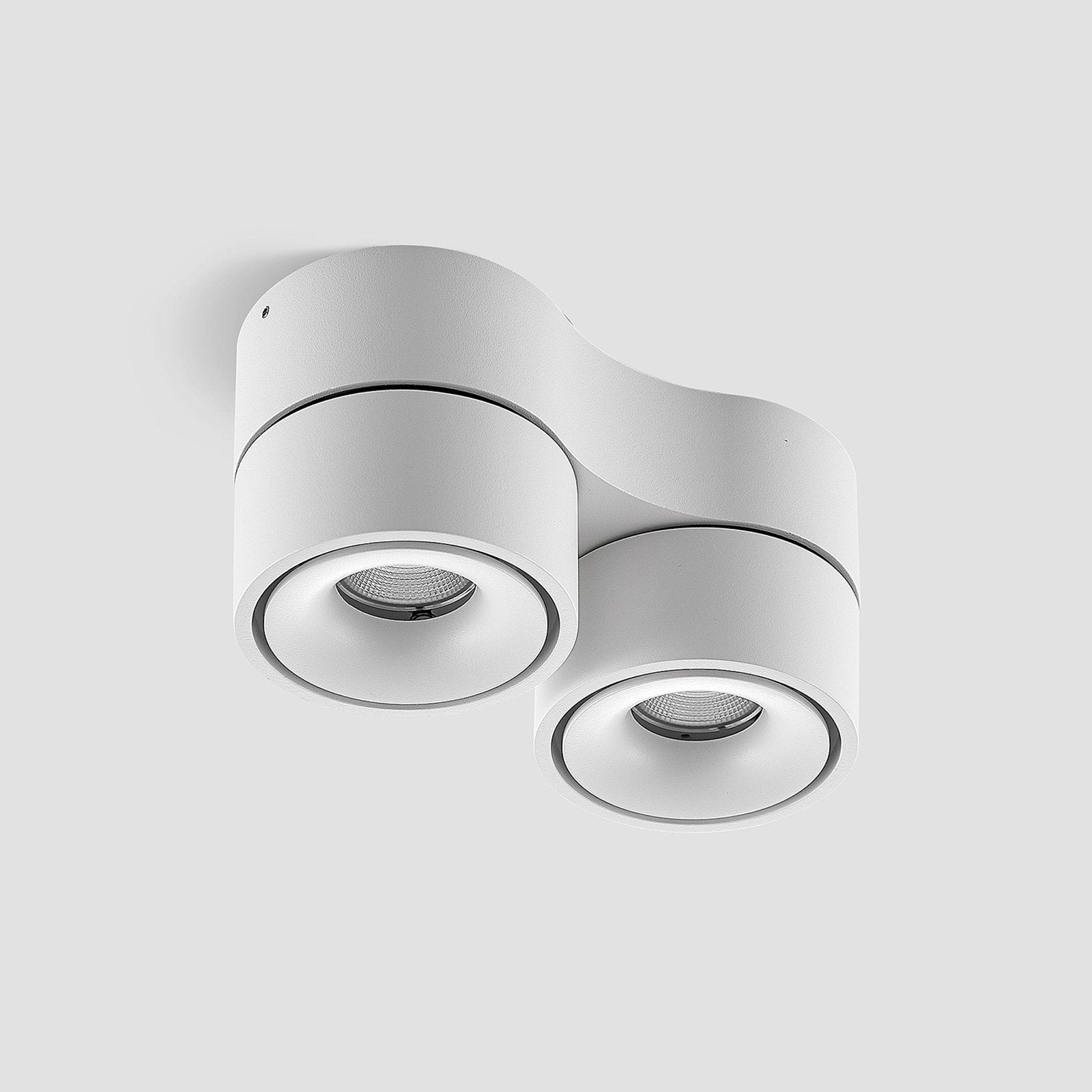 Loftlampe med to justerbare spotlights