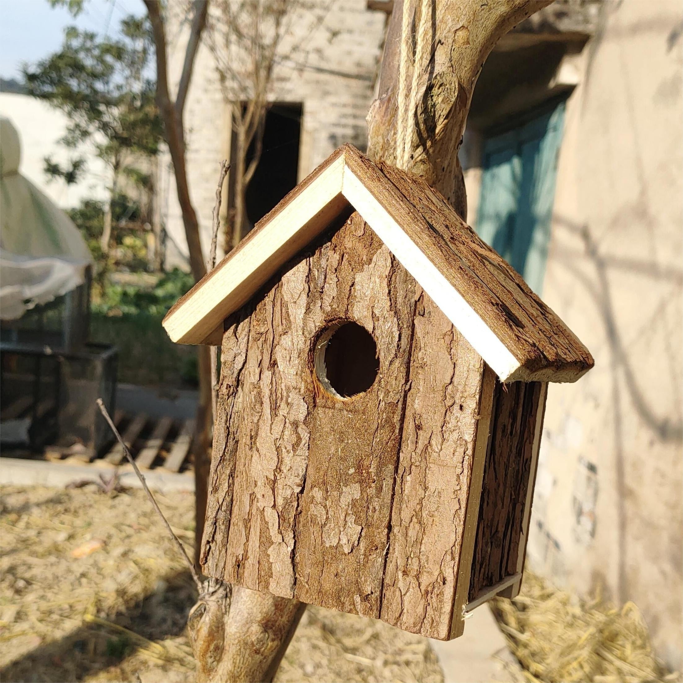 木製の屋外用吊り下げ鳥の巣箱