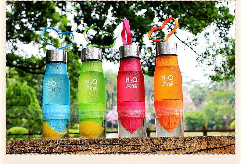 Bottiglia d'acqua con infusore per frutta e spremiagrumi