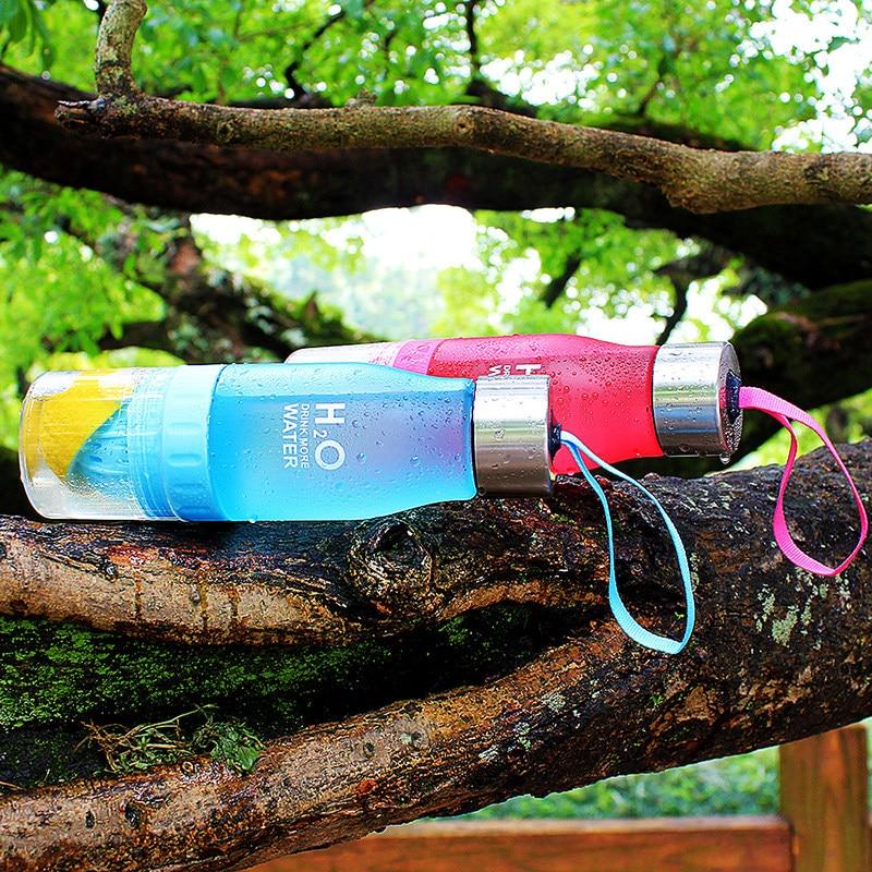 Bottiglia d'acqua con infusore per frutta e spremiagrumi