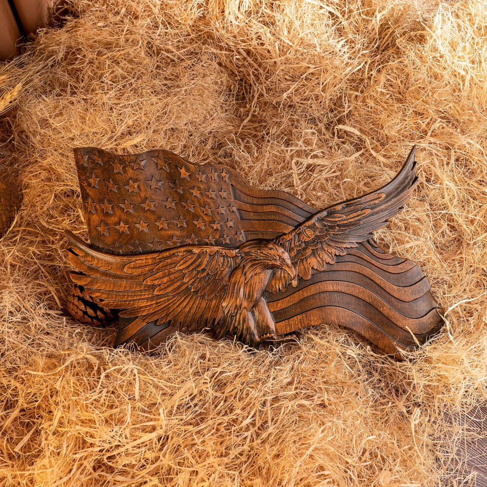 Scultura da parete con aquila intagliata in legno a tema bandiera americana rustica