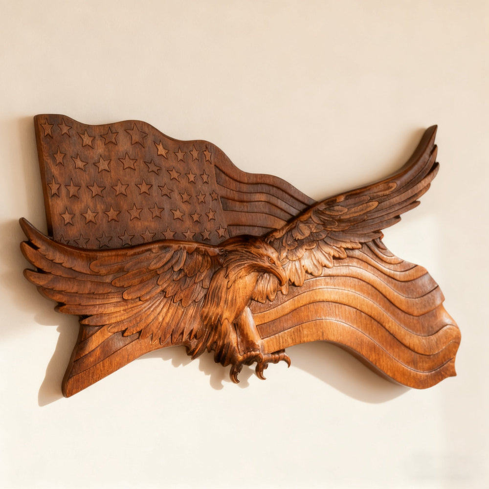 Scultura da parete con aquila intagliata in legno a tema bandiera americana rustica