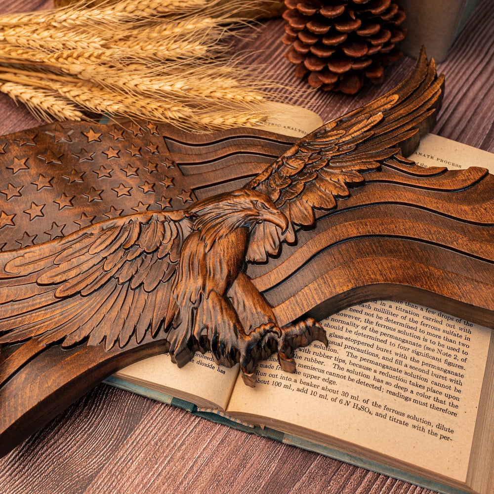 Scultura da parete con aquila intagliata in legno a tema bandiera americana rustica