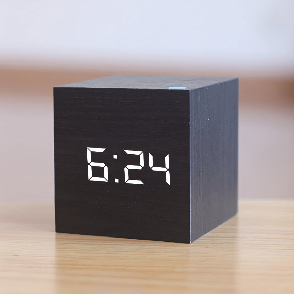 Digitaler LED-Wecker aus Holz mit Anzeige