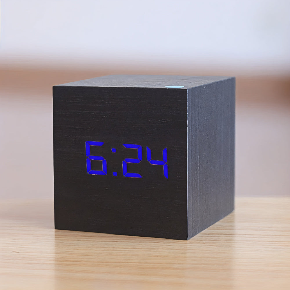 Digitaler LED-Wecker aus Holz mit Anzeige