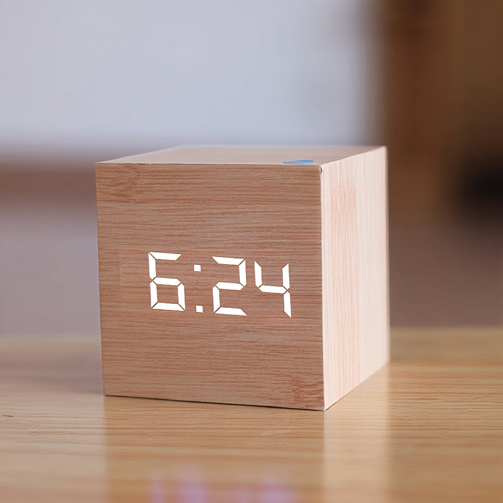 Digitaler LED-Wecker aus Holz mit Anzeige