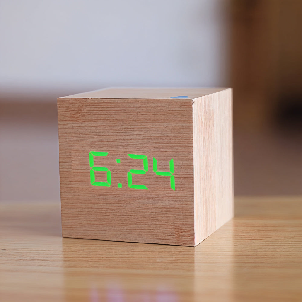Digitaler LED-Wecker aus Holz mit Anzeige