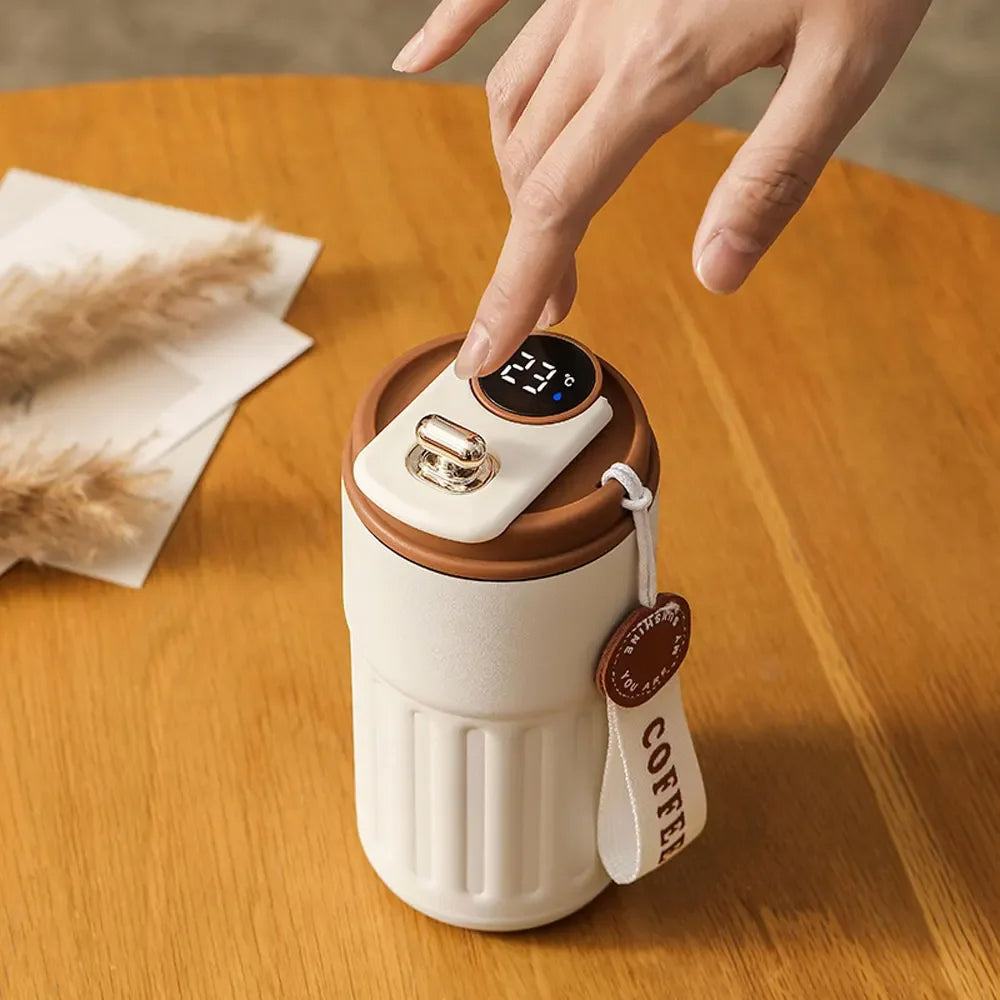 Tazza da viaggio per caffè con display intelligente sul coperchio