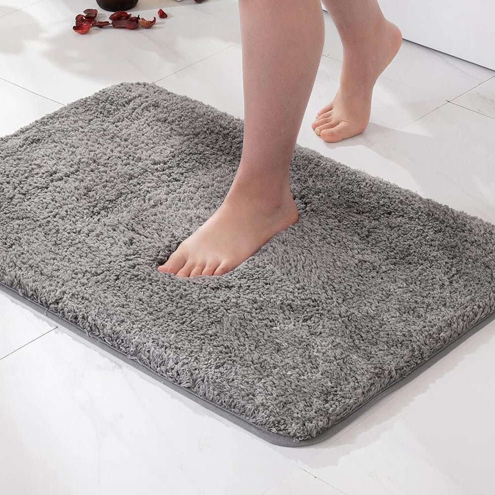 Plyšová šedá mikrovláknová koupelnová podložka na podlahu