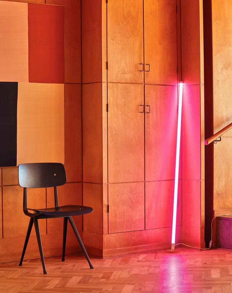 LED stojací lampa s designem neonové světelné trubice