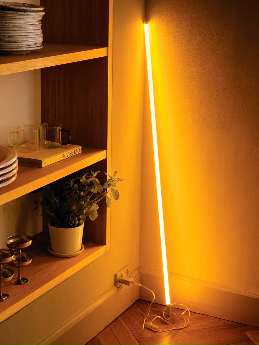 LED stojací lampa s designem neonové světelné trubice