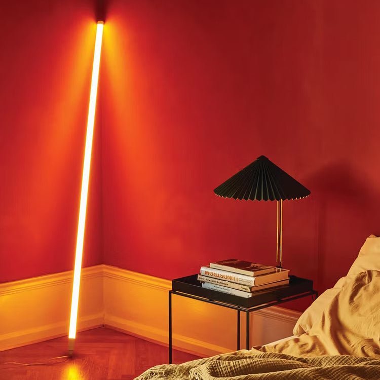 LED stojací lampa s designem neonové světelné trubice
