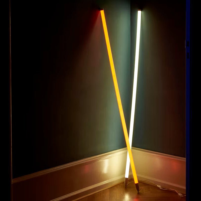 LED stojací lampa s designem neonové světelné trubice