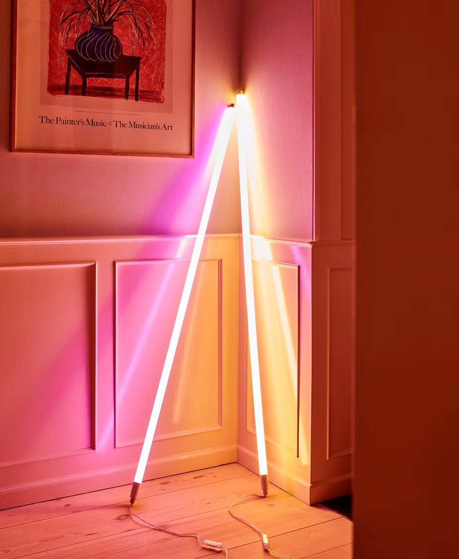 LED stojací lampa s designem neonové světelné trubice