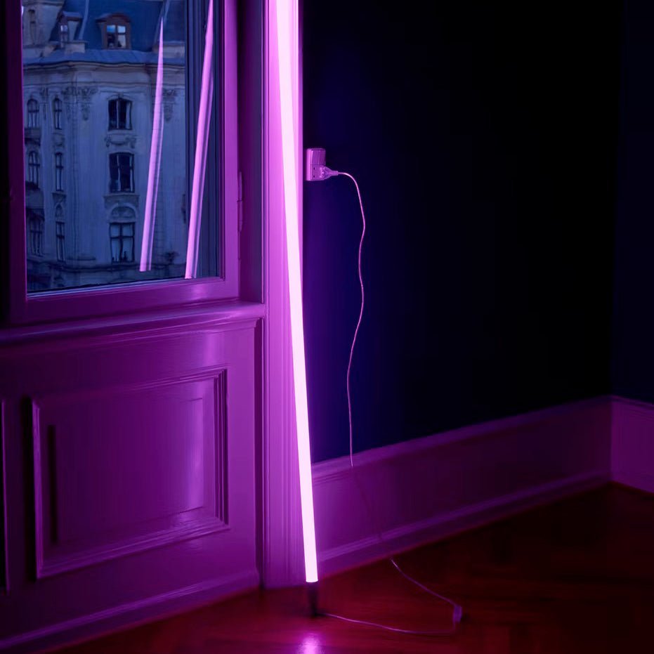 LED stojací lampa s designem neonové světelné trubice